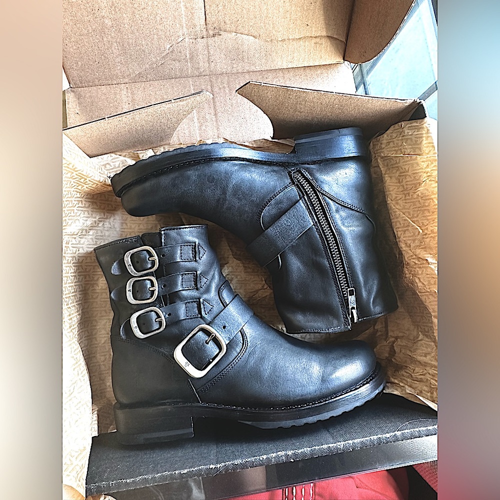 NWOT in box Frye Veronica belted short booties - size 5.5